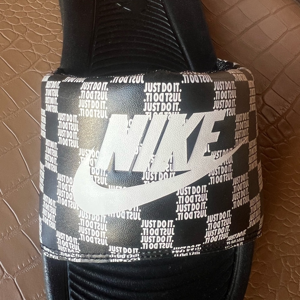 Nike Victori One Black And White Print Mens Slide Slipper Shoe Size 8 - Picture 3 of 7
